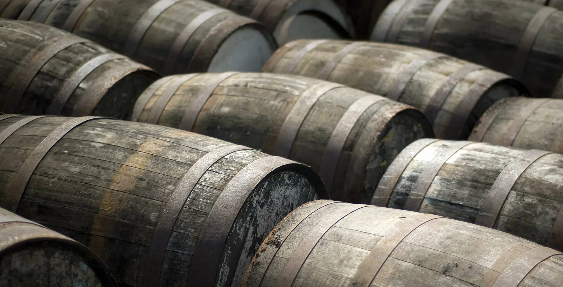 Whiskytunnor staplade på varandra