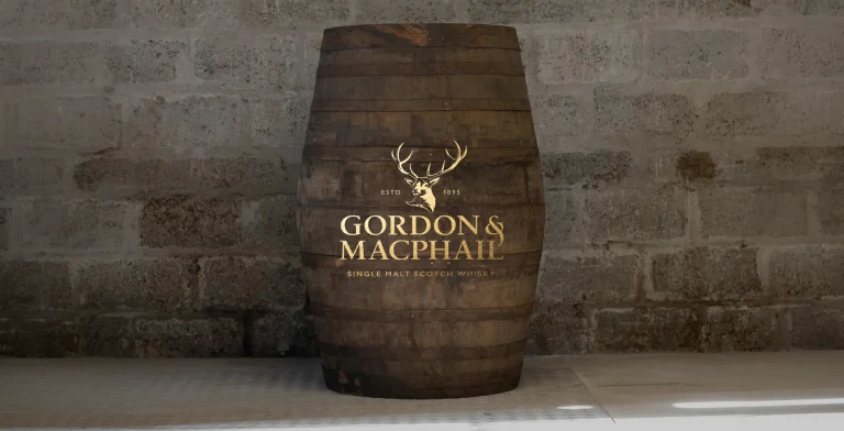 Whiskytunna med Gordan & MacPhail logo