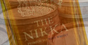 Tonad etikett av whiskyflaska mot en bakgrund av whiskytunnor