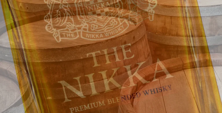 Tonad etikett av whiskyflaska mot en bakgrund av whiskytunnor